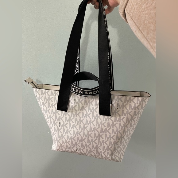 EXCLUSIVE Black & White MK tote - Picture 3 of 16